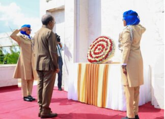 Mogadishu-Somali President laid a commemorative wreath at the Dhagahtuur Monument in Mogadishu