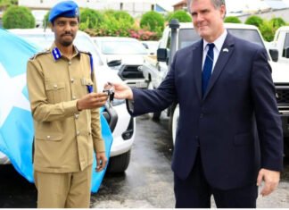 Somali Police Chief Receives Military Vehicles from the United States