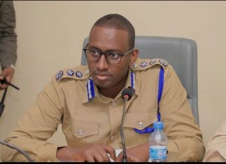 Mogadishu police chief warns officers over handing weapons to civilians