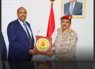 Somali Ambassador to Yemen Meets with Yemeni Defense Minister in Aden